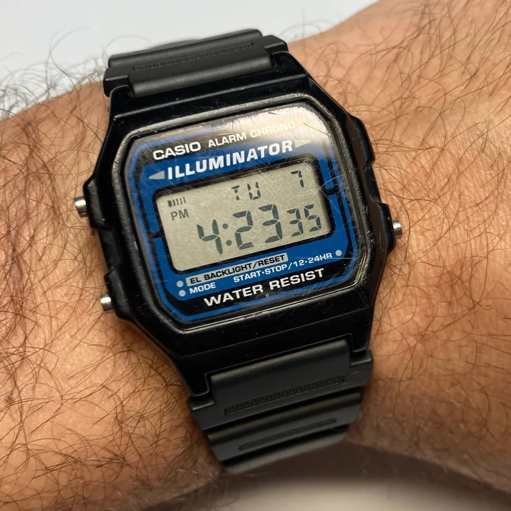 Casio vintage F-105 digital watch, working battery, light works, alarm, chrono